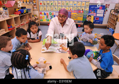 New Haven, CT USA-- enseignants préscolaires Elizabeth Reyes travaille avec ses élèves de l'Académie de la famille de Christopher Columbus. Banque D'Images