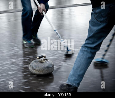 Curling écossais traditionnel qui aura lieu à l'extérieur sur la Glen Nevis de curling pour la première fois depuis le milieu des années 70 Banque D'Images