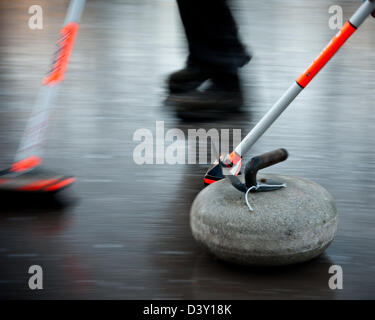 Curling écossais traditionnel qui aura lieu à l'extérieur sur la Glen Nevis de curling pour la première fois depuis le milieu des années 70 Banque D'Images