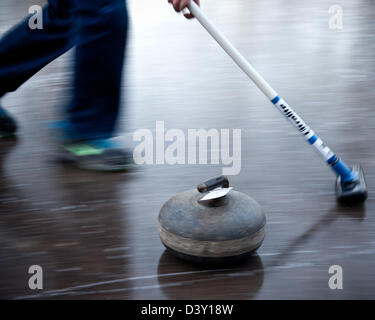 Curling écossais traditionnel qui aura lieu à l'extérieur sur la Glen Nevis de curling pour la première fois depuis le milieu des années 70 Banque D'Images