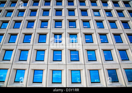 Façade d'un immeuble de bureaux, avec beaucoup de fenêtres. Banque D'Images