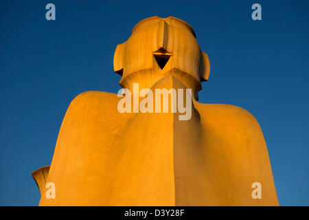 Détail de cheminées à la terrasse de la Casa Milà ou La Pedrera conçu par Antoni Gaudi au coucher du soleil, Barcelone, Espagne, Europe Banque D'Images