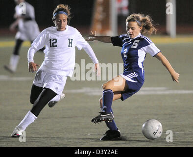 Girl's High School en action soccer CT USA Banque D'Images