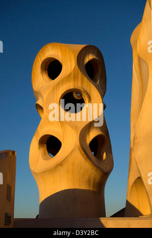 Détail de cheminées à la terrasse de la Casa Milà ou La Pedrera conçu par Antoni Gaudi au coucher du soleil, Barcelone, Espagne, Europe Banque D'Images