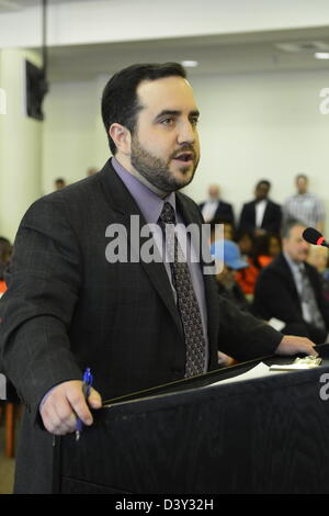 25 février 2013 - Mineola, New York, États-Unis - GREGORY peut, pour liaison législative du comté de Nassau Mangano, répond aux questions de législateurs, au cours de réunion qui avait des principaux sujets de la controversée Carte découpage proposé par les Républicains. Le législateur a reporté le vote sur la carte peu avant 1 h le matin du 26 février, près de 12 heures après la réunion a commencé à 1:30 PM Le 25 février. Banque D'Images