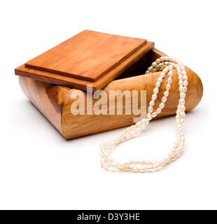 Boîte à bijoux en bois avec un collier de perle isolé sur fond blanc Banque D'Images