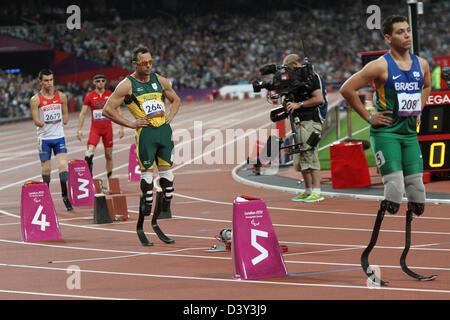 Oscar Pistorius d'Afrique du Sud & Alan Fonteles Cardoso Oliveira du Brésil à Mens 400m T44 au jeux Paralympiques de Londres 2012. Banque D'Images