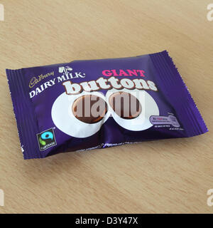 Cadbury's Giant boutons sur un fond de bois Banque D'Images