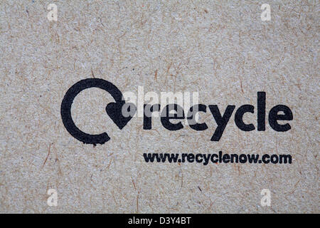 logo de recyclage sur enveloppe marron - symbole du logo de recyclage de recyclage de mise au rebut Banque D'Images