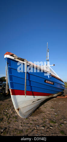 Une image d'un bateau de pêche traditionnel coble de Northumberland sur la plage à Boulmer à Northumberland Banque D'Images