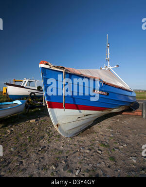 Une image d'un bateau de pêche traditionnel coble de Northumberland sur la plage à Boulmer à Northumberland Banque D'Images