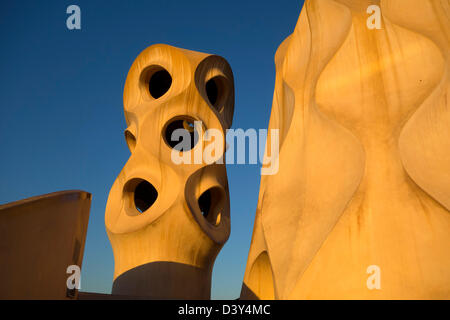 Détail de cheminées à la terrasse de la Casa Milà ou La Pedrera conçu par Antoni Gaudi au coucher du soleil, Barcelone, Espagne, Europe Banque D'Images