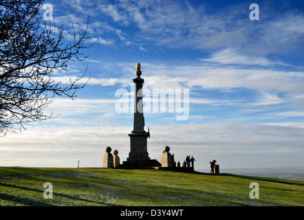 Argent - Chiltern Hills - monument sur Coombe Hill - Point de vue sur la plaine d'Aylesbury - walkers - soleil d'hiver lumineux - blue sky Banque D'Images