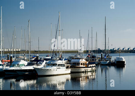 Yachts amarrés sur la rivière ely la baie de Cardiff, Pays de Galles du sud Banque D'Images