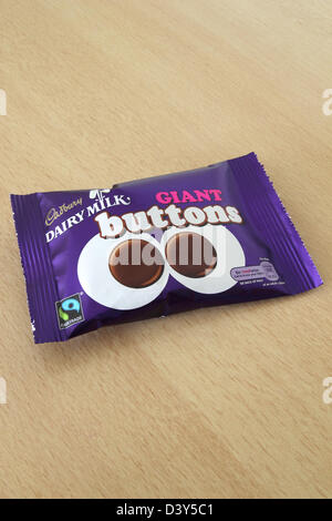 Cadbury's Giant boutons sur un fond de bois Banque D'Images