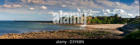 Une vue panoramique dans la soirée de Tynemouth Castle et Prieuré vu depuis 38 Grand Baie au sud en direction de South Shields Banque D'Images