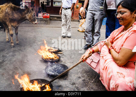 Rituel Yajna exécuté au temple de Kumbeshwar dans Lalitpur-Patan, Népal Banque D'Images