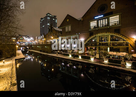 La zone de Brindley Place du centre-ville de Birmingham, partie du canal qui traverse la ville. Banque D'Images