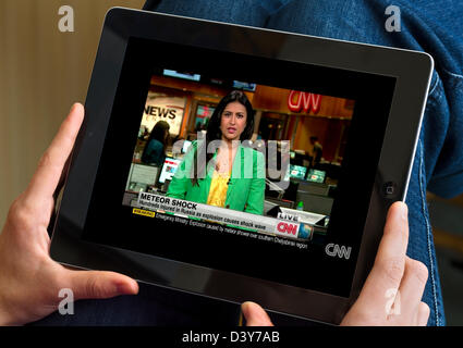 Regarder une émission d'actualités sur le site Web de CNN News via une 4ème génération d'Apple iPad Banque D'Images