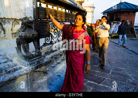 La moitié de la moitié des touristes pèlerins à Swayambhunath, Katmandou, Népal Banque D'Images