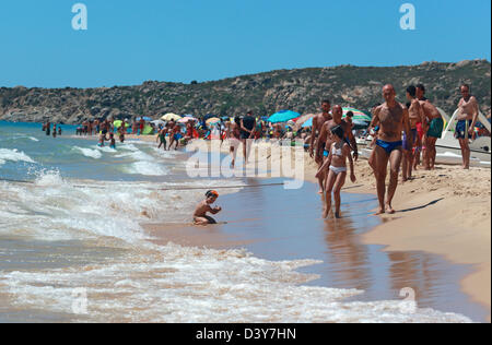 Santa Margherita di Pula, l'Italie, les gens sur la plage Banque D'Images