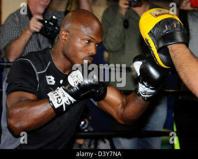 Feb 26,2013 Los Angeles Californie, USA. Invaincu World Boxing Organization (WBO) TIMOTHY champion ''Desert Storm'' BRADLEY, JR. (29-0, 12 KOs), de Palm Springs, Californie, établit pour les médias à la Fortune de sport.. Bradley est dans sa dernière semaines de formation pour sa première défense du titre qu'il a gagné quand il a battu en mai dernier 2012 Manny Pacquiao..Bradley fera face à top-rated contender RUSLAN PROVODNIKOV de la Sibérie, la Russie, le samedi 16 mars, à l'expulser Accueil Center de Carson CA. (Crédit Image : ©/ZUMAPRESS.com) Blevins génique Banque D'Images