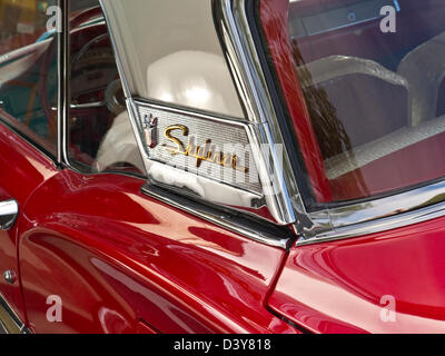 Détails sur les années 1950, deux brillant ton Ford Fairlane Skyliner American Classic motor car Banque D'Images