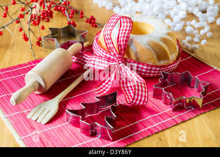 Les pâtisseries de Noël avec décoration rouge Banque D'Images