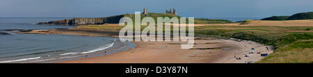 Embleton Bay et Château de Dunstanburgh, près de Embleton, Northumberland Banque D'Images