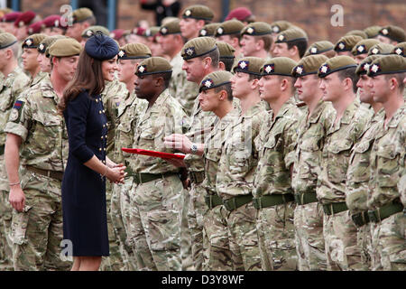 La duchesse de Cambridge, Catherine Middleton, remet des médailles à des soldats du 1er bataillon Irish Guards. Banque D'Images