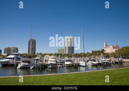 St Petersburg Floride Voir l'échelle de l'yacht de bassin avec cher leisurecraft amarré au centre-ville de Vinoy Park Banque D'Images