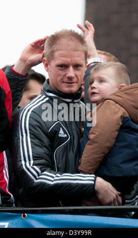 Swansea, Pays de Galles, Royaume-Uni. 26 février 2013. Alan Tate et de Swansea City Football team célébrer au cours d'un bus à défiler dans le centre de Swansea Bradford City après avoir battu 5-0 dimanche en finale de la Coupe du Capital One à Wembley pour gagner le trophée de la coupe de la capitale. Credit : Phil Rees / Alamy Live News Banque D'Images