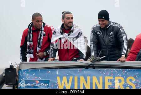 Swansea, Pays de Galles, Royaume-Uni. 26 février 2013. Ashley Williams, Chico Flores et Michel Vorm célébrer remportant le trophée de la coupe de la capitale à Wembley le dimanche avec un bus à toit ouvert homecoming parade dans le centre de Swansea. Credit : Phil Rees / Alamy Live News Banque D'Images