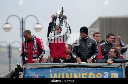 Swansea, Pays de Galles, Royaume-Uni. 26 février 2013. Ashley Williams, Chico Flores et Michel Vorm célébrer remportant le trophée de la coupe de la capitale à Wembley le dimanche avec un bus à toit ouvert homecoming parade dans le centre de Swansea. Credit : Phil Rees / Alamy Live News Banque D'Images