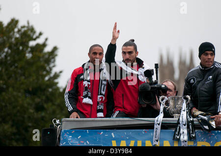 Swansea, Pays de Galles, Royaume-Uni. 26 février 2013. Ashley Williams, Chico Flores et Michel Vorm célébrer remportant le trophée de la coupe de la capitale à Wembley le dimanche avec un bus à toit ouvert homecoming parade dans le centre de Swansea. Credit : Phil Rees / Alamy Live News Banque D'Images