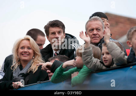 Swansea, Pays de Galles, Royaume-Uni. 26 février 2013. Manager de Swansea Michael Laudrup avec son épouse de l'entraîneur de l'équipe première avec l'ISF Alun Curtis et Swansea City l'équipe de football au cours de la célébration d'un bus à défiler dans le centre de Swansea Bradford City après avoir battu 5-0 dimanche en finale de la Coupe du Capital One à Wembley pour gagner le trophée de la coupe de la capitale. Credit : Phil Rees / Alamy Live News Banque D'Images