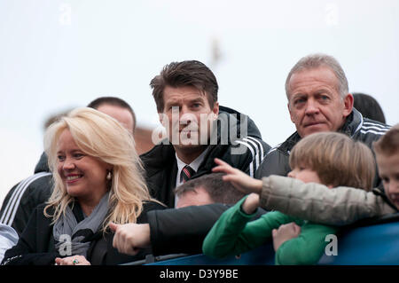 Swansea, Pays de Galles, Royaume-Uni. 26 février 2013. Manager de Swansea Michael Laudrup avec son épouse de l'entraîneur de l'équipe première avec l'ISF Alun Curtis et Swansea City l'équipe de football au cours de la célébration d'un bus à défiler dans le centre de Swansea Bradford City après avoir battu 5-0 dimanche en finale de la Coupe du Capital One à Wembley pour gagner le trophée de la coupe de la capitale. Credit : Phil Rees / Alamy Live News Banque D'Images