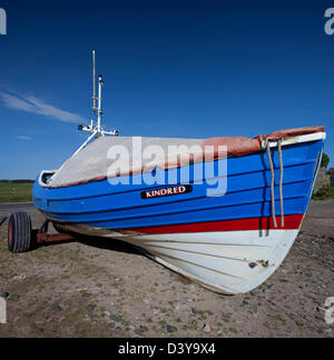 Une image d'un bateau de pêche traditionnel coble de Northumberland sur la plage à Boulmer à Northumberland Banque D'Images