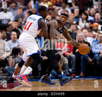 Philadelphie, Pennsylvanie, USA. 26 février 2013. 76ers' guard Jrue Holiday (11) défend l'avant du Magic Al Harrington (3) dans la 2e moitié de la NBA au cours de l'action entre les 76ers de Philadelphie et Orlando Magic au Wells Fargo Center de Philadelphie, Pennsylvanie. Magic a défait les 76ers 98-84. Credit : Cal Sport Media / Alamy Live News Banque D'Images