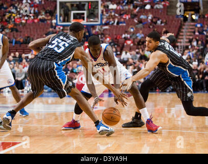 Philadelphie, Pennsylvanie, USA. 26 février 2013. 76ers' guard Jrue Holiday (11) est poussé par la magie garde E'Twaun Moore (55) et de l'avant Tobias Harris (12) dans le 2ème semestre au cours de l'action de la NBA entre les équipes de Philadelphie et Orlando Magic au Wells Fargo Center de Philadelphie, Pennsylvanie. Magic a défait les 76ers 98-84. Credit : Cal Sport Media / Alamy Live News Banque D'Images