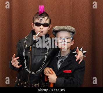 Berlin, Allemagne, les enfants sont habillés pour le carnaval comme les punks et vieil homme Banque D'Images