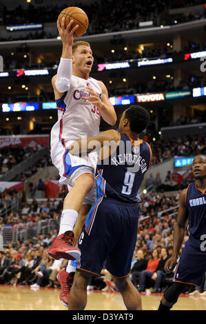 Los Angeles, Californie, USA. 26 février 2013. Los Angeles, CA. Los Angeles Clippers Blake Griffin power de l'avant (32) disques durs pour le panier et est appelée pour une offensive foul sur Charlotte Bobcats shooting guard Gerald Henderson (9) au cours de la NBA match entre les Los Angeles Clippers et les Charlotte Bobcats au Staples Center de Los Angeles, CA. David Hood/CSM/Alamy Live News Banque D'Images