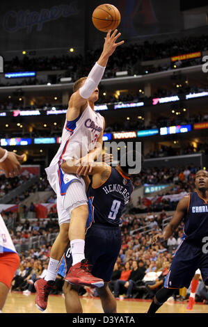 Los Angeles, Californie, USA. 26 février 2013. Los Angeles, CA. Los Angeles Clippers Blake Griffin power de l'avant (32) disques durs pour le panier et est appelée pour une offensive foul sur Charlotte Bobcats shooting guard Gerald Henderson (9) au cours de la NBA match entre les Los Angeles Clippers et les Charlotte Bobcats au Staples Center de Los Angeles, CA. David Hood/CSM/Alamy Live News Banque D'Images
