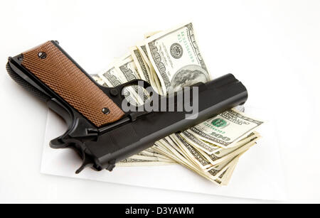 Colt 1911 sur un tas de 100 dollar bills Banque D'Images