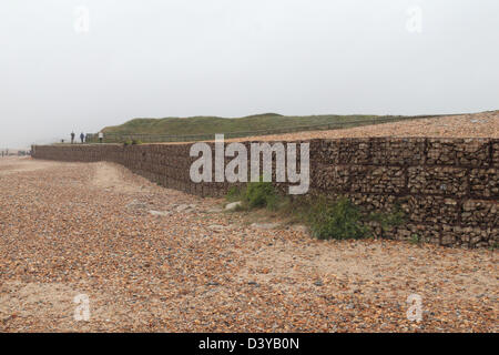 Une ligne de gabions treillis métallique paniers contenaient des pierres sur le haut de la plage sur Hengistbury Head, Dorset, UK. Banque D'Images