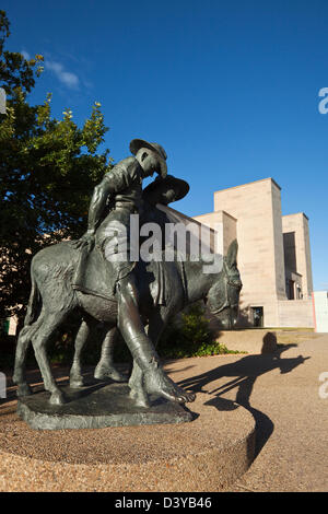 'Simpson' son âne et la sculpture à l'Australian War Memorial. Canberra, Territoire de la capitale australienne (ACT), l'Australie Banque D'Images