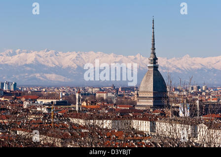 Torino, panorama avec Mole Antonelliana et Alpes enneigées Banque D'Images