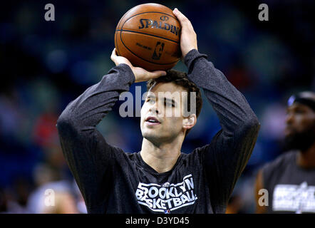 La Nouvelle-Orléans, Louisiane, Etats-Unis. 26 février 2013. Brooklyn Nets avant Kris Humphries (43) se réchauffe avant le match de basket de la NBA entre les New Orleans Hornets et les filets de Brooklyn au New Orleans Arena à New Orleans, LA. Credit : Cal Sport Media / Alamy Live News Banque D'Images