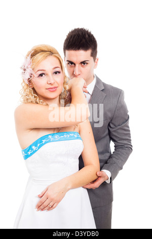 Portrait de mariage de cute Bride and Groom kissing her hand, isolé sur fond blanc. Banque D'Images