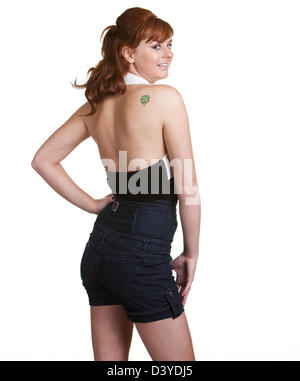 Red Headed Woman avec shamrock tattoo sur l'épaule Banque D'Images